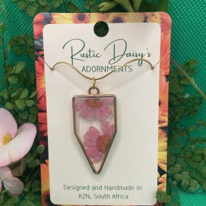 Transparent medium large arrow head gold coloured pendant with pink coloured Daisies