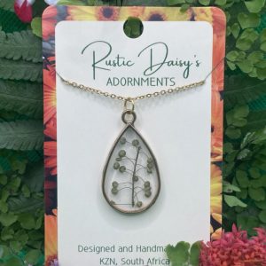 medium-drop-shaped-gold-coloured-transparent-pendant-with-sprig-of-small-wild-flowers