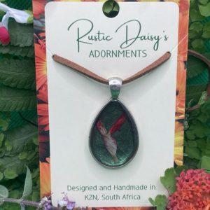 medium-drop-shaped-silver-coloured-pendant-with-metallic-chameleon-background-and-hot-lips-salvia-flower