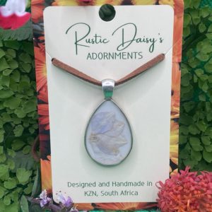 medium-silver-coloured-drop-shaped-pendant-with-pale-lilac-flower