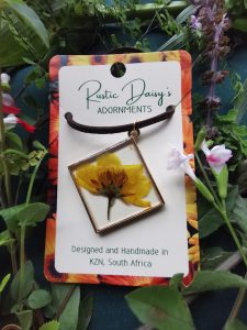 making resin jewellery at home